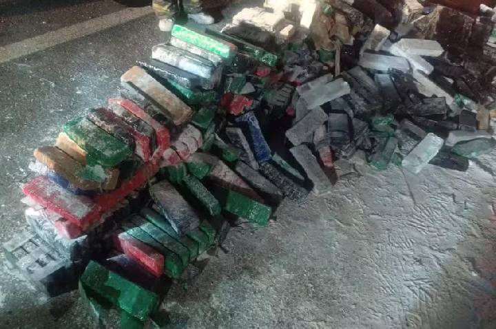Caminhão com mais de uma tonelada de maconha tomba na Raposo Tavares, em São Roque; motorista morre no local