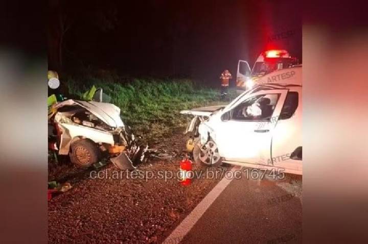 Colisão entre carro e ambulância deixa um morto e um ferido grave em São Miguel Arcanjo