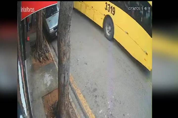 Ônibus arrasta fiação elétrica, e pedestres escapam por pouco de acidente em Jundiaí