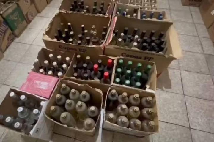 Polícia apreende 100 garrafas com indícios de falsificação em operação contra bebidas adulteradas em Itu