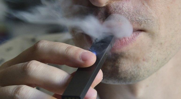 Adolescentes com pais fumantes têm mais tendência a experimentar cigarros eletrônicos, diz estudo