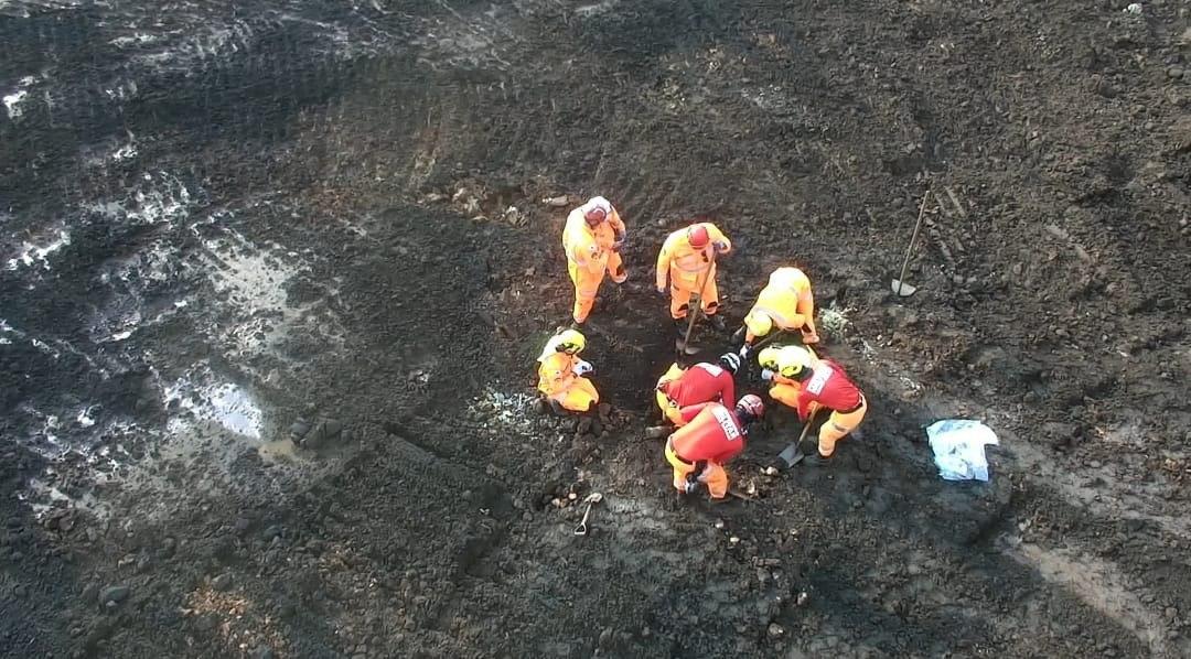 BOMBEIROS ENCONTRAM FRAGMENTOS HUMANOS EM BRUMADINHO (MG)