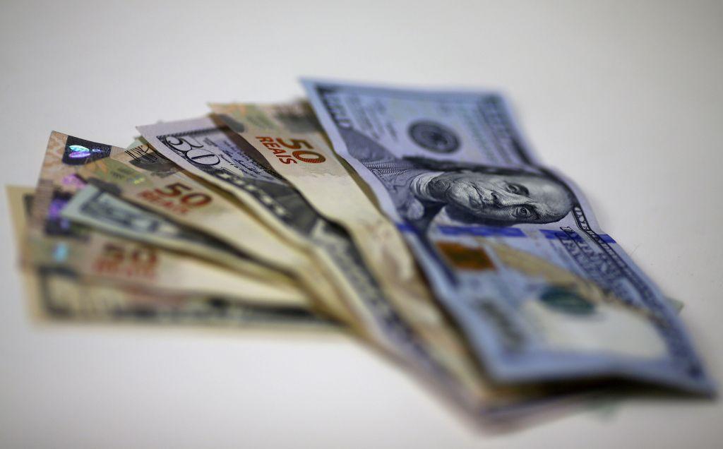 Dólar supera R$ 5,40 com aversão a risco; bolsa vai abaixo de 110 mil pontos
