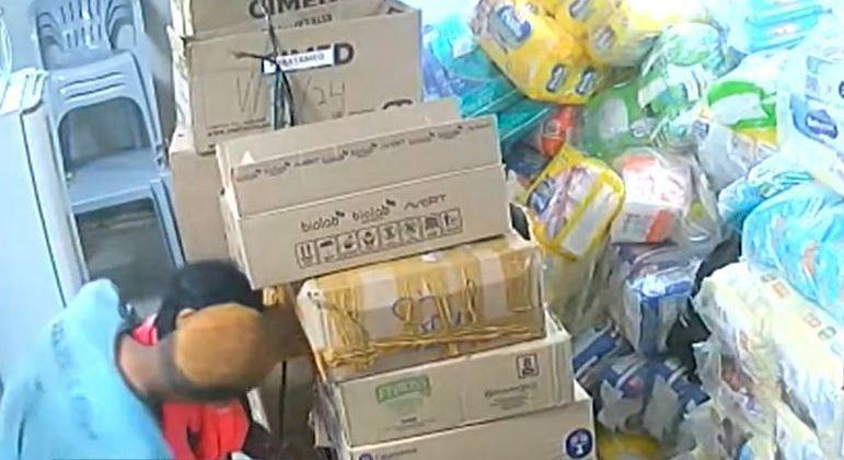 Dupla suspeita de assaltar farmácia é flagrada aos beijos por câmera de segurança