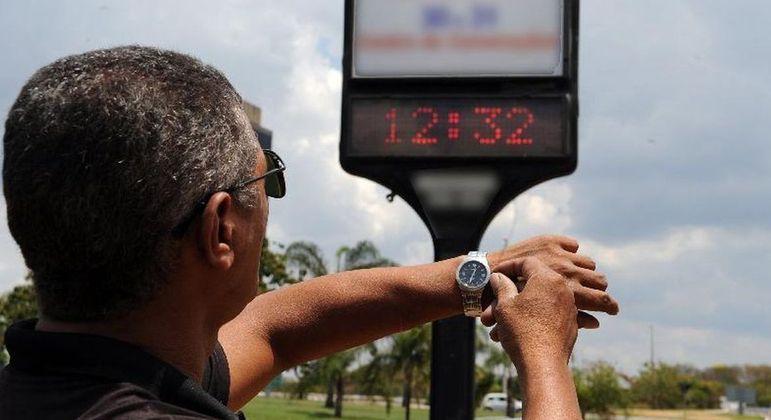 Governo federal avalia retorno do horário de verão