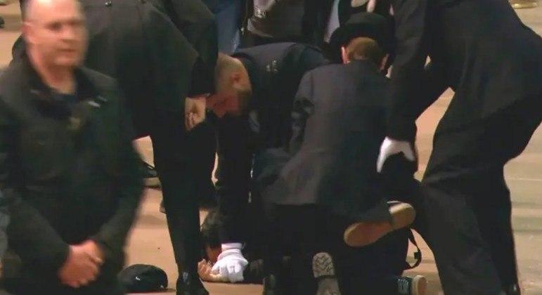 Homem é detido pela polícia após tocar caixão da rainha Elizabeth 2ª
