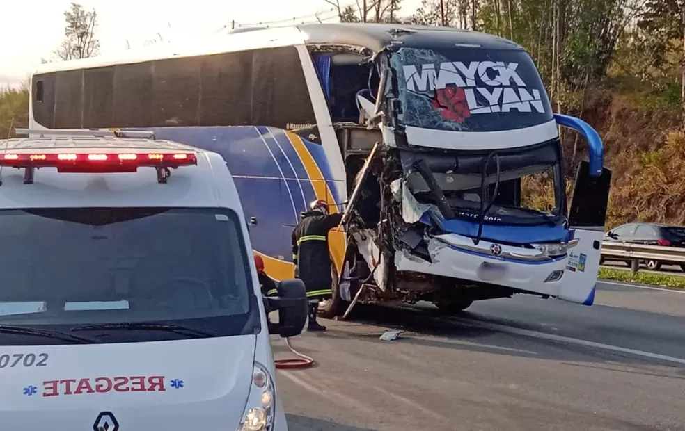 Região: ônibus da dupla Mayk e Lyan bate em caminhão