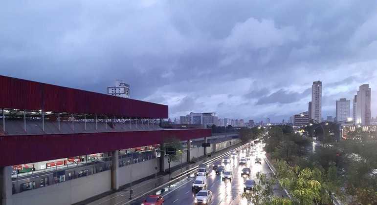 Semana começa com frio e previsão de chuva forte em São Paulo