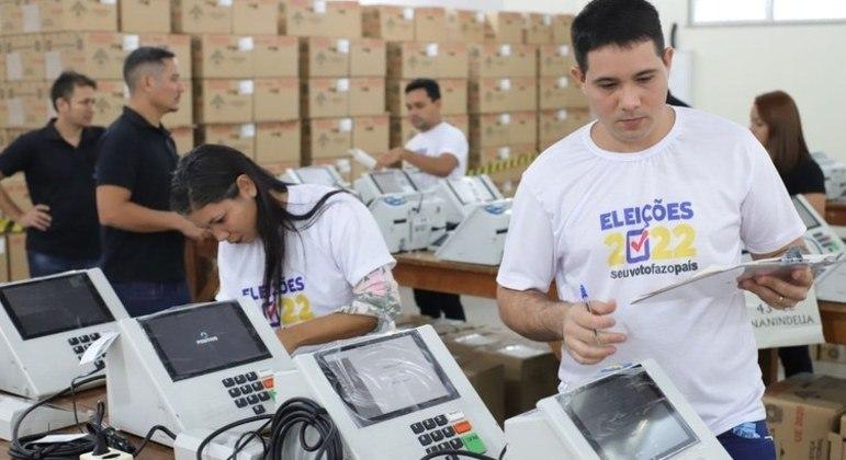 TREs intensificam o preparo das urnas eletrônicas para o 1º turno