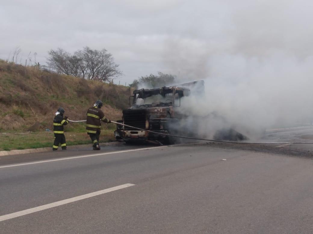 Urgente: Caminhão pega fogo na Rodovia Raposo Tavares na manhã deste domingo (11)