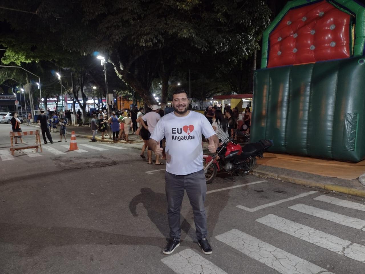 Angatuba tem festa da Semana da Criança e atrai multidão para a Praça da Matriz