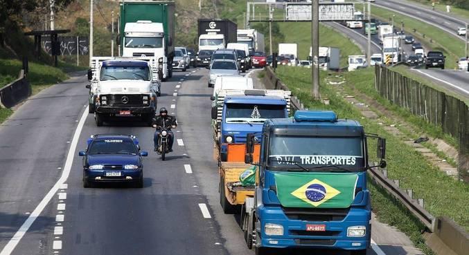 Benefício extra de R$ 1.000 é pago nesta semana a cerca de 295 mil taxistas e mais de 377 mil caminhoneiros