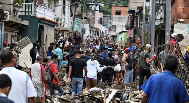 Deslizamento deixa 25 mortos e 52 desaparecidos na Venezuela