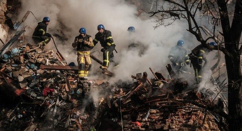 Guerra na Ucrânia completa oito meses e 'não tem dia e nem hora para acabar', diz especialista.