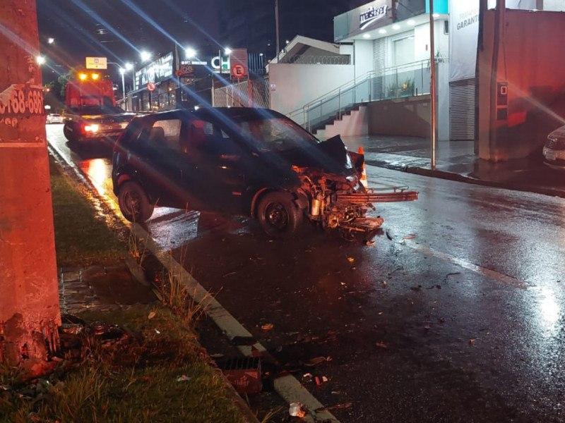 Motorista bêbado perde o controle da direção e bate em poste