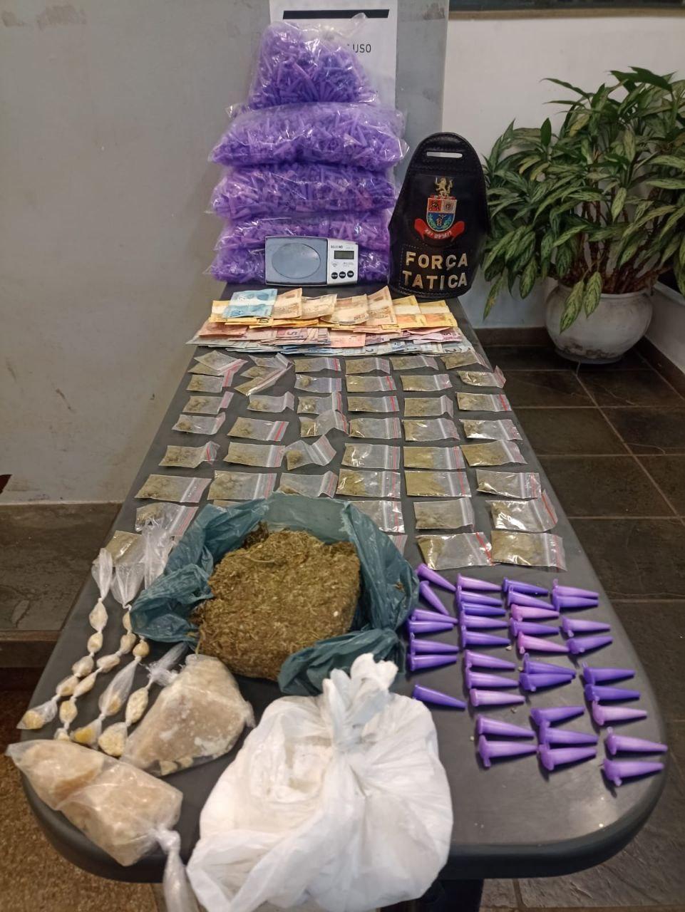 Operação da PM E Força Tática apreende menor e prende indivíduo em flagrante por tráfico de drogas em Angatuba