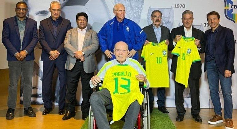Zagallo ganha estátua na CBF e se impressiona: 'Muito parecido'
