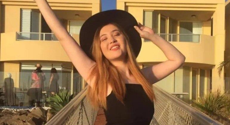 Atriz australiana morre, aos 26 anos, em grave acidente de carro com a irmã gêmea