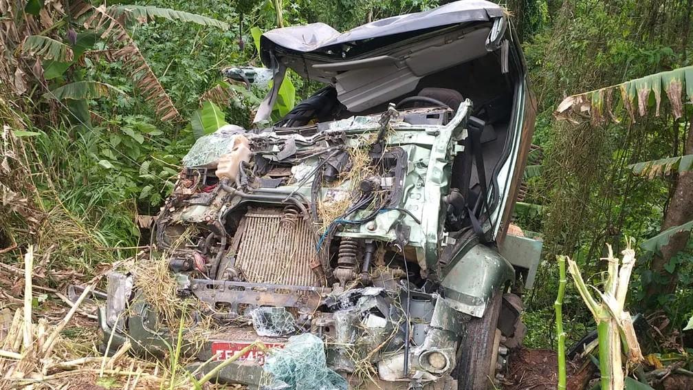 Carreta que transportava escavadeira cai em ribanceira na Raposo Tavares