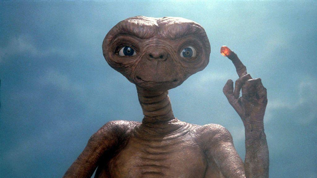 Boneco que deu vida ao “E.T” no clássico de Spielberg é vendido por R$ 13,6 milhões