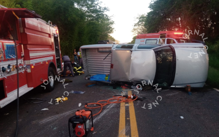 Capotamento no Acesso Ivens Vieira em Angatuba - Duas vítimas em estado grave 