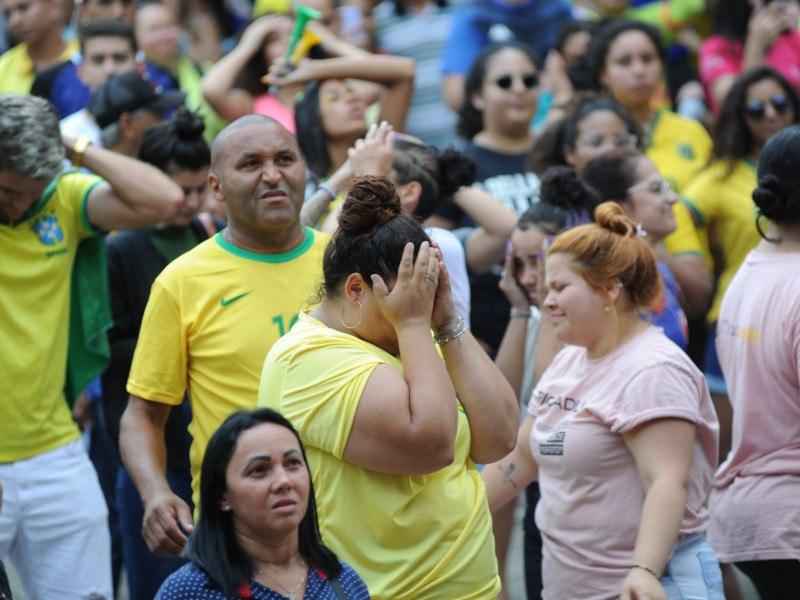 Eliminação do Brasil ‘arrasa’ torcedores que foram à praça
