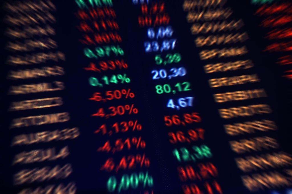 Ibovespa fecha em leve alta em dia volátil; dólar cai a R$ 5,18