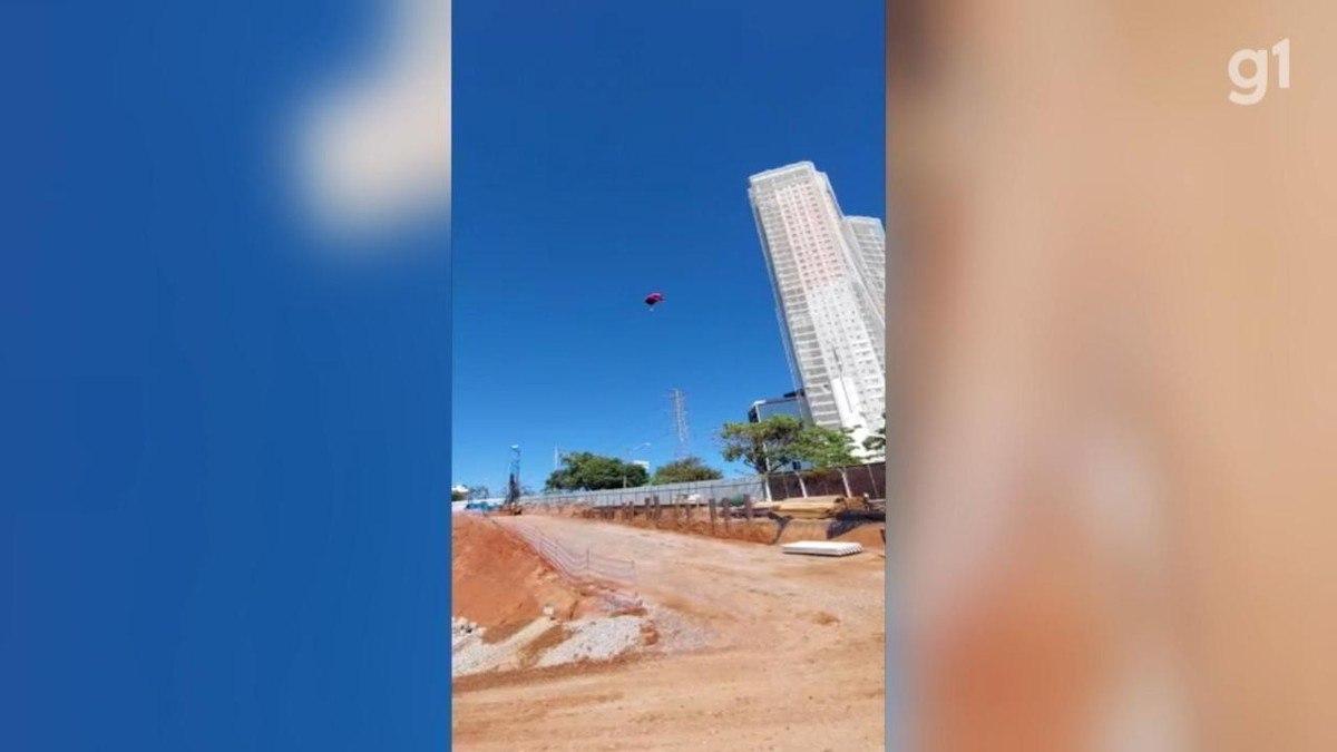 Praticantes de base jump saltam de um dos prédios mais altos do interior de SP