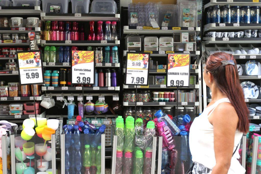 Vendas no comércio crescem pelo 3º mês seguido em outubro e acumulam alta de 1% no ano