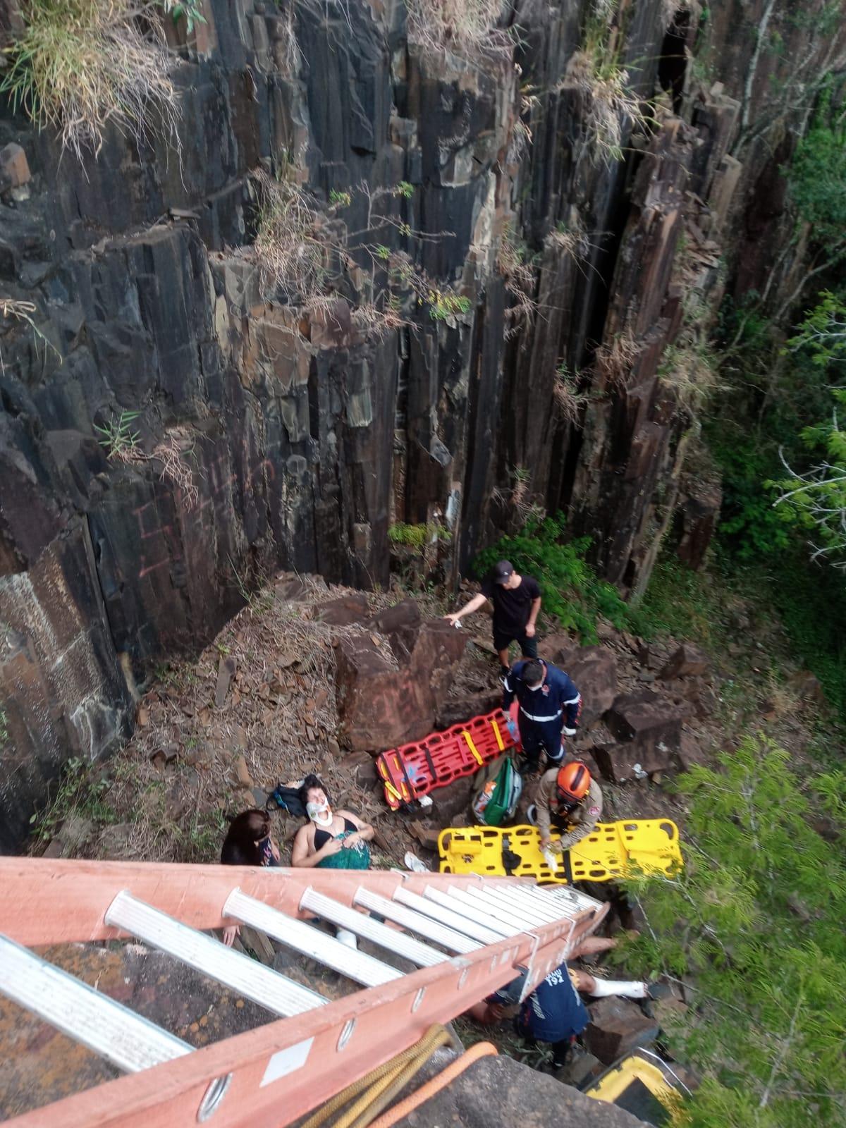 Casal cai de altura de 9 metros na cachoeira dos Mineiros em Angatuba