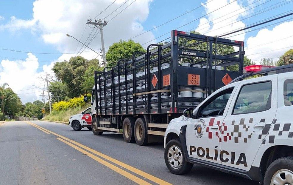 Dupla é presa suspeita de roubar caminhão com mais de 400 botijões de gás em Jundiaí