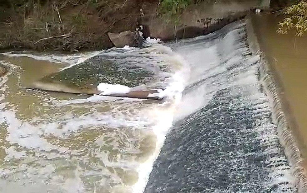 Estação de água suspende atividades após aparecimento de espuma e bairros ficam sem água em Salto