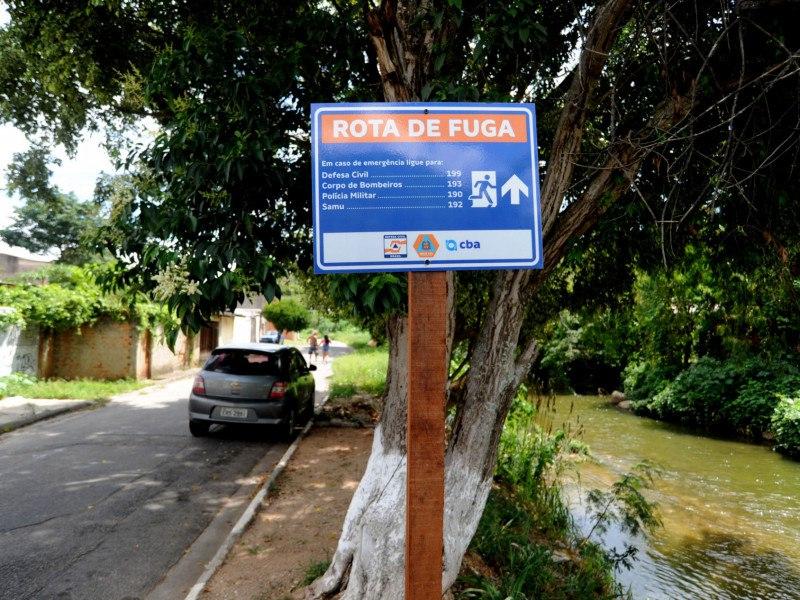 Placas mostram rotas de fuga no entorno da represa de Itupararanga
