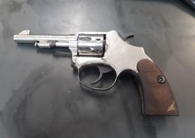 Polícia encontra arma e pé de maconha em casa  e prende indivíduo que dirigia embriagado em Angatuba