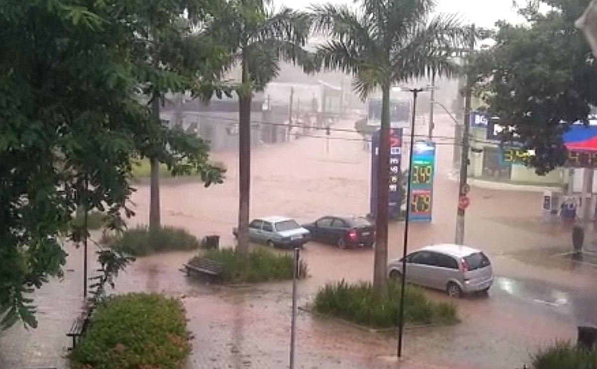 Chuva causa transtornos e alagamentos em Porto Feliz