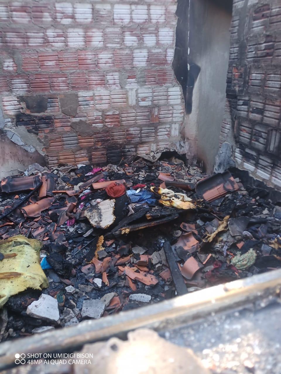 Incêndio em casa na Vila Ribeiro deixa parte do imóvel destruído em Angatuba