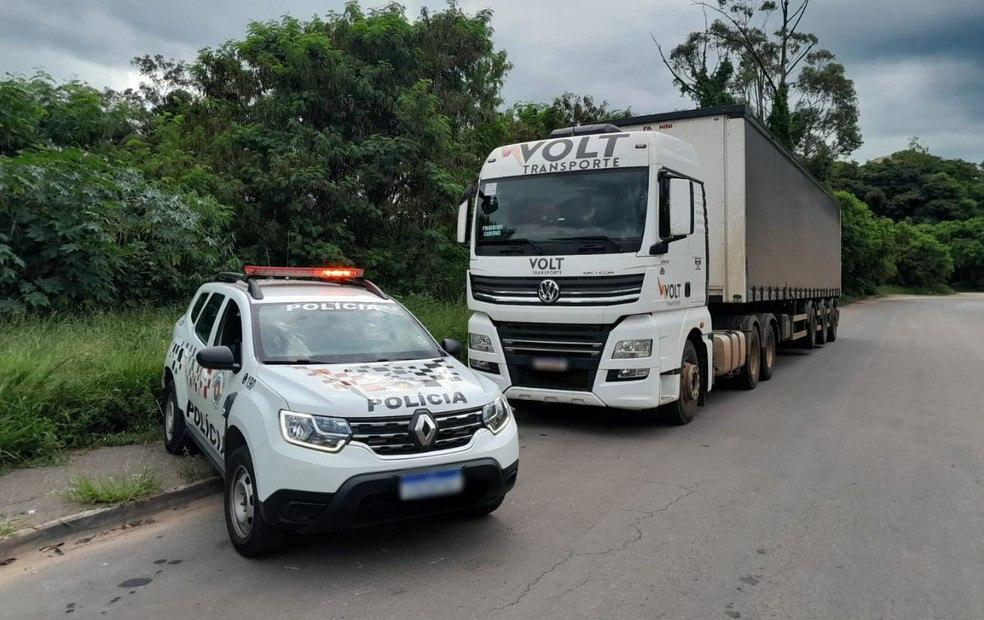 Motorista é encontrado amarrado após roubo de caminhão em Jundiaí