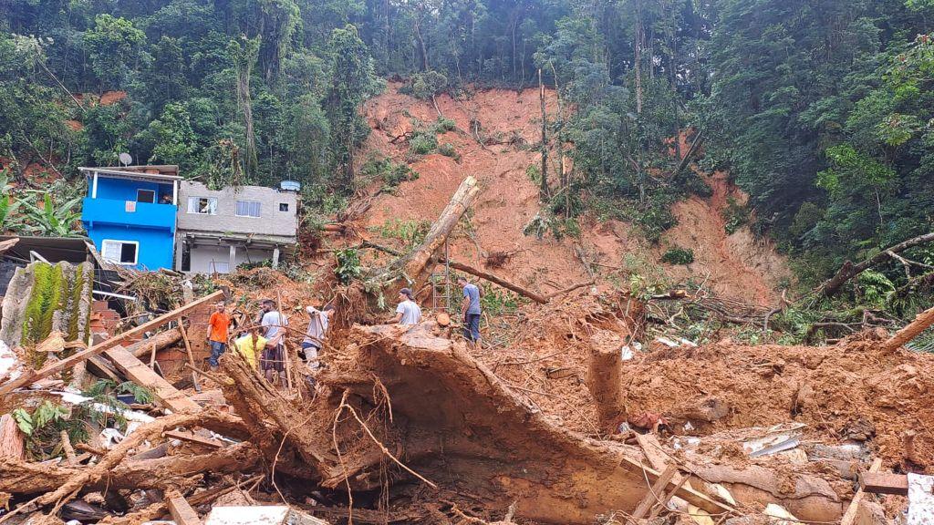 Número de mortos no litoral norte de SP sobe para 48; buscas entram no quarto dia