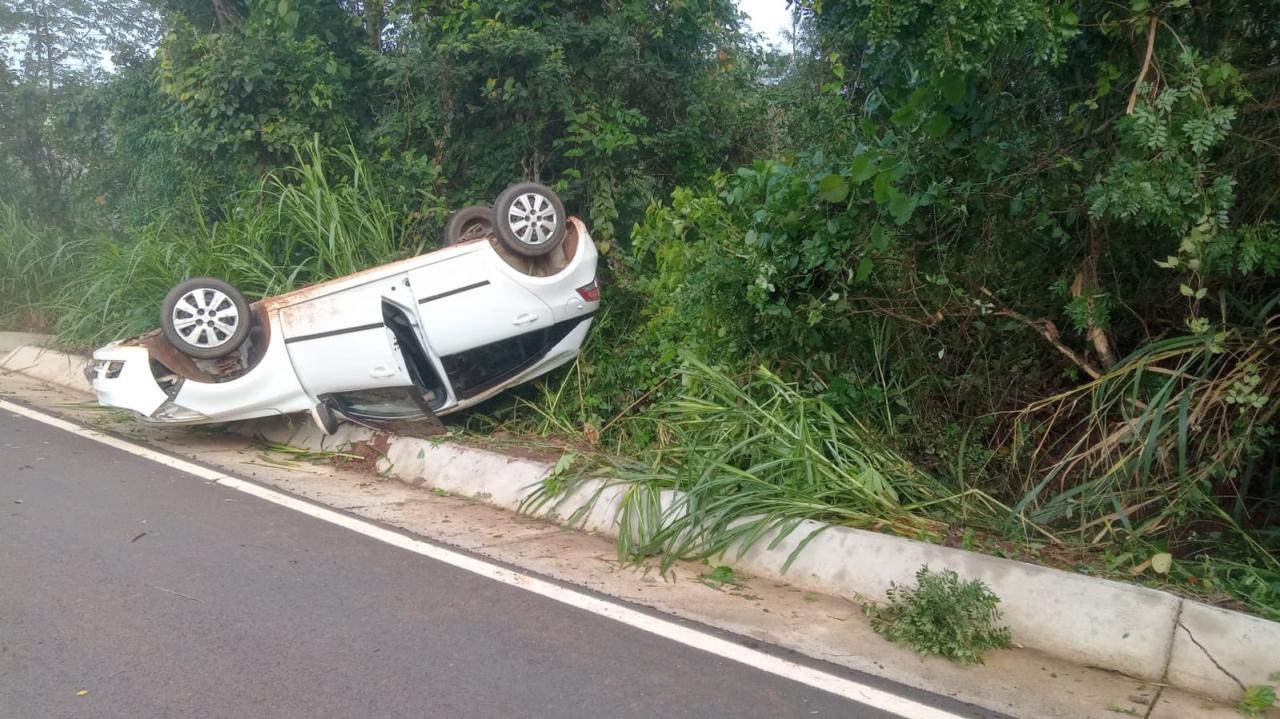 Acidente na estrada vicinal José de Barros em Angatuba