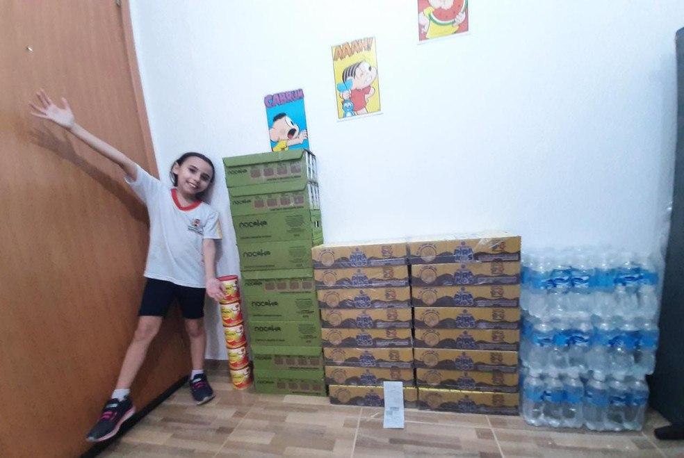 Menina que vendeu quadros para arrecadar doações entrega itens a hospital que trata câncer infantil: 'Ficamos orgulhosos', diz pai