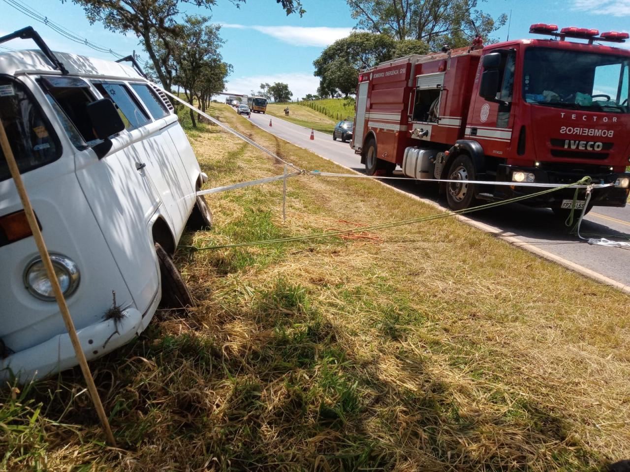 Motorista de Kombi perde o controle de veículo e quase capota em ladeira em Angatuba