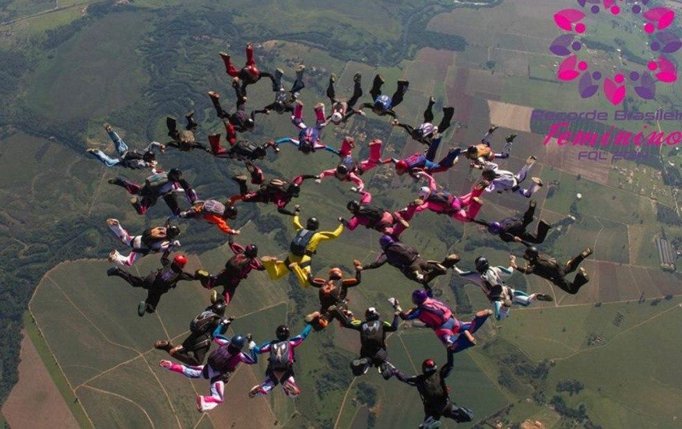 Dia internacional da mulher, paraquedistas tentam quebrar recorde de formação em queda livre no interior de SP