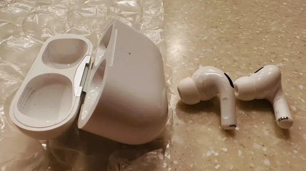 Passageira esquece fones de ouvido em avião e os rastreia até um local inesperado