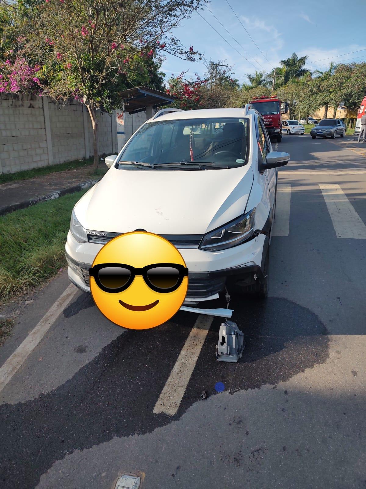 Acidente entre carro e moto deixa motociclista ferida em Angatuba