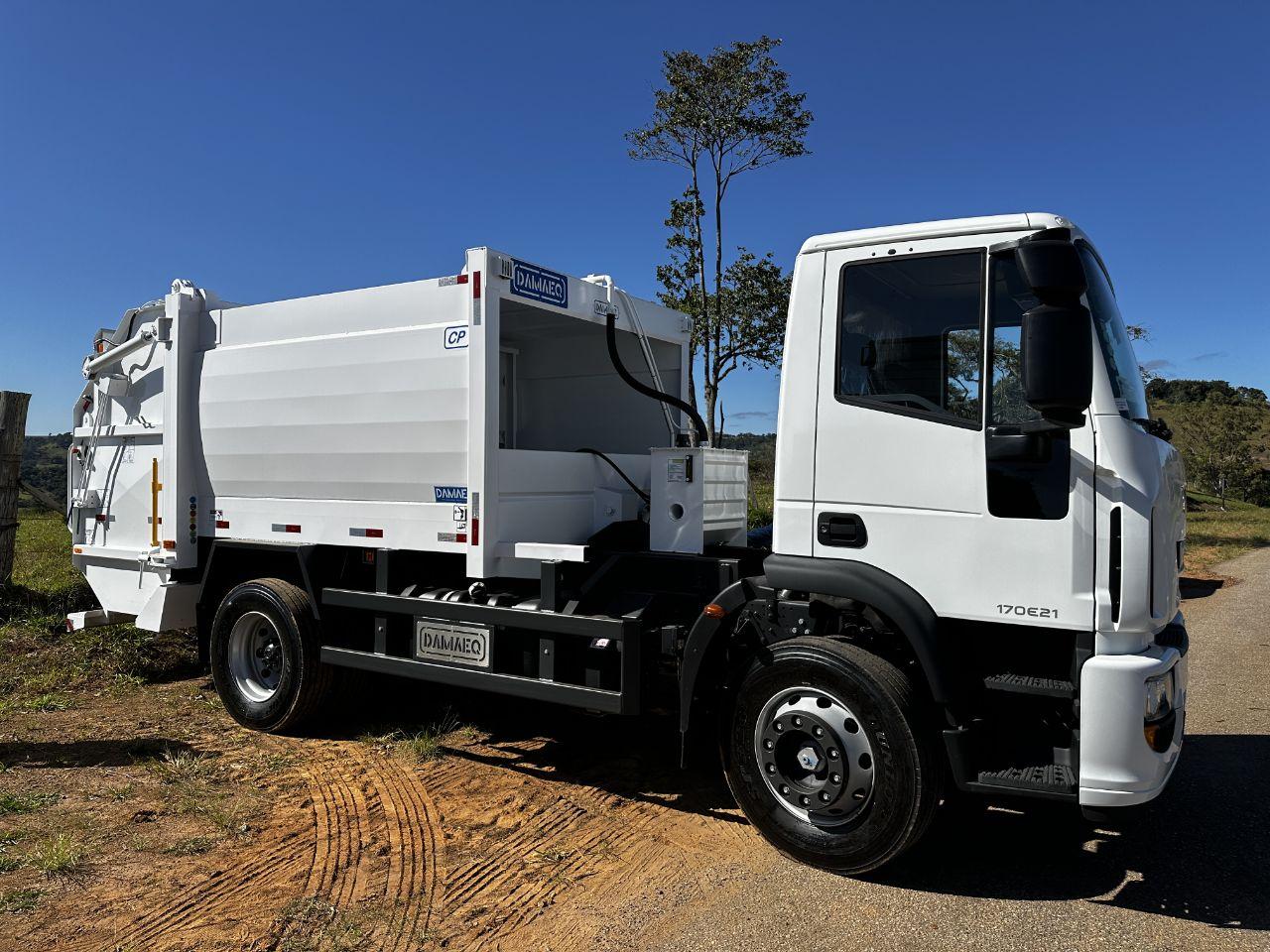 Angatuba recebe novo caminhão para coleta de lixo