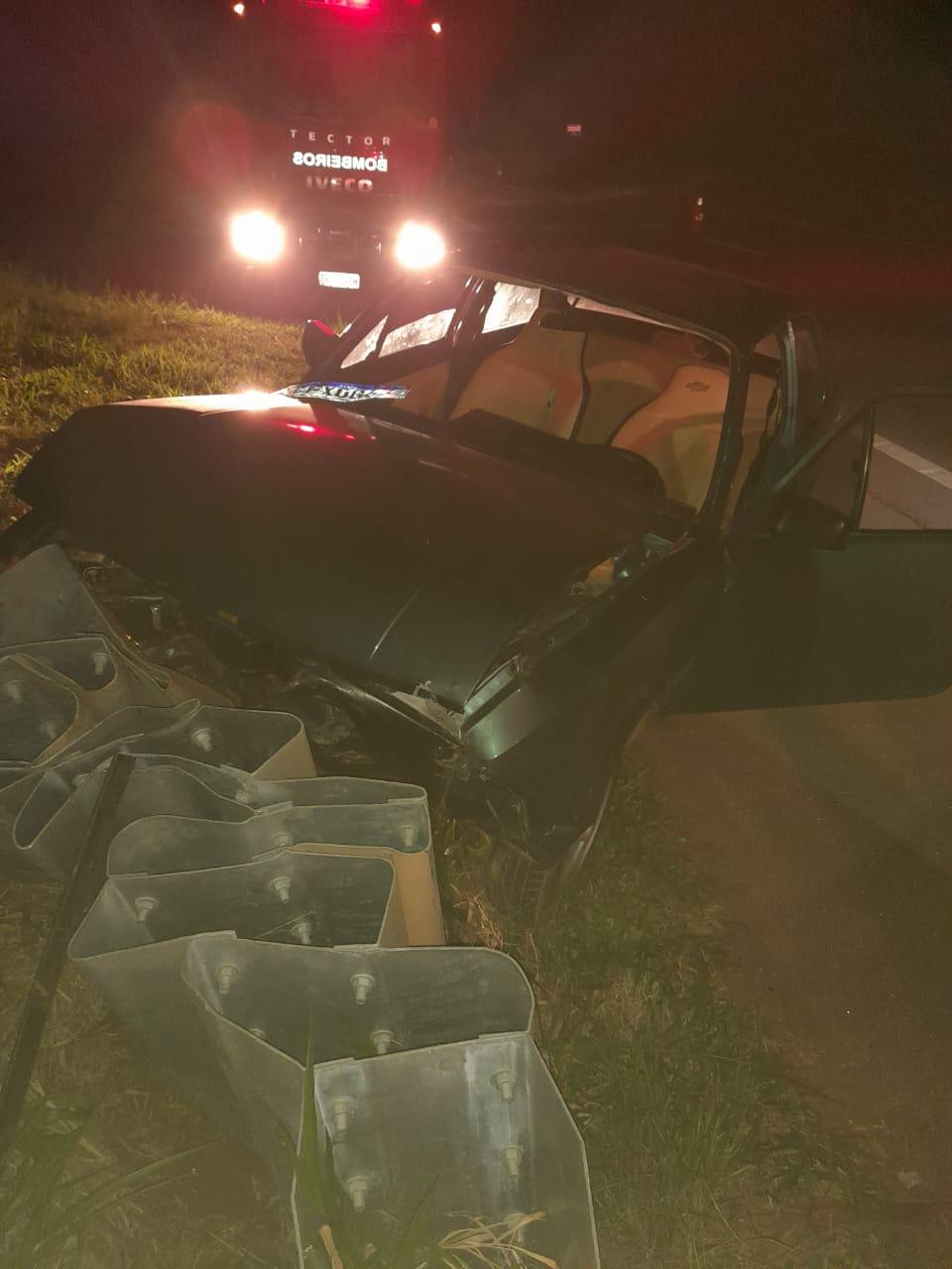 Carro bate em guard-rail na Rodovia Raposo Tavares na noite deste domingo (08)