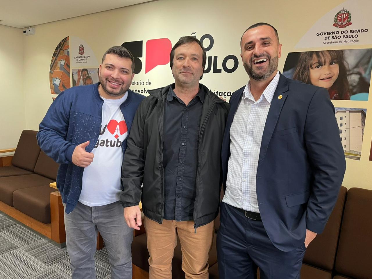 Prefeito Nicolas discute a construção de casas populares em reunião na Secretaria de Desenvolvimento e Habitação