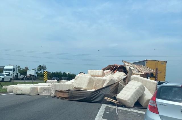 Acidente com Carreta de Algodão Interdita Rodovia Dom Gabriel Paulino Bueno Couto