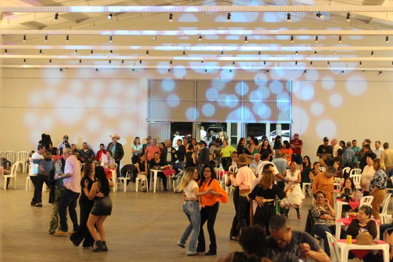 Baile da Feliz Idade foi um sucesso na noite deste sábado (10) em Angatuba