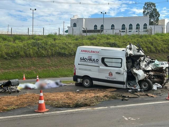 Ambulância de cidade da região se envolve em acidente na Raposo Tavares